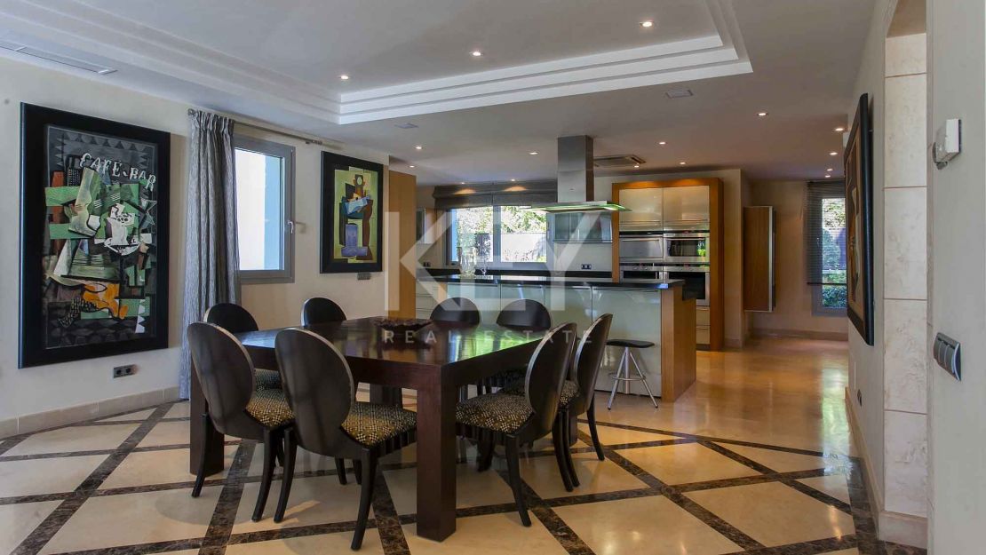 Великолепная вилла с панорамным видом на море на продажу, Марбелья Золотая Миля