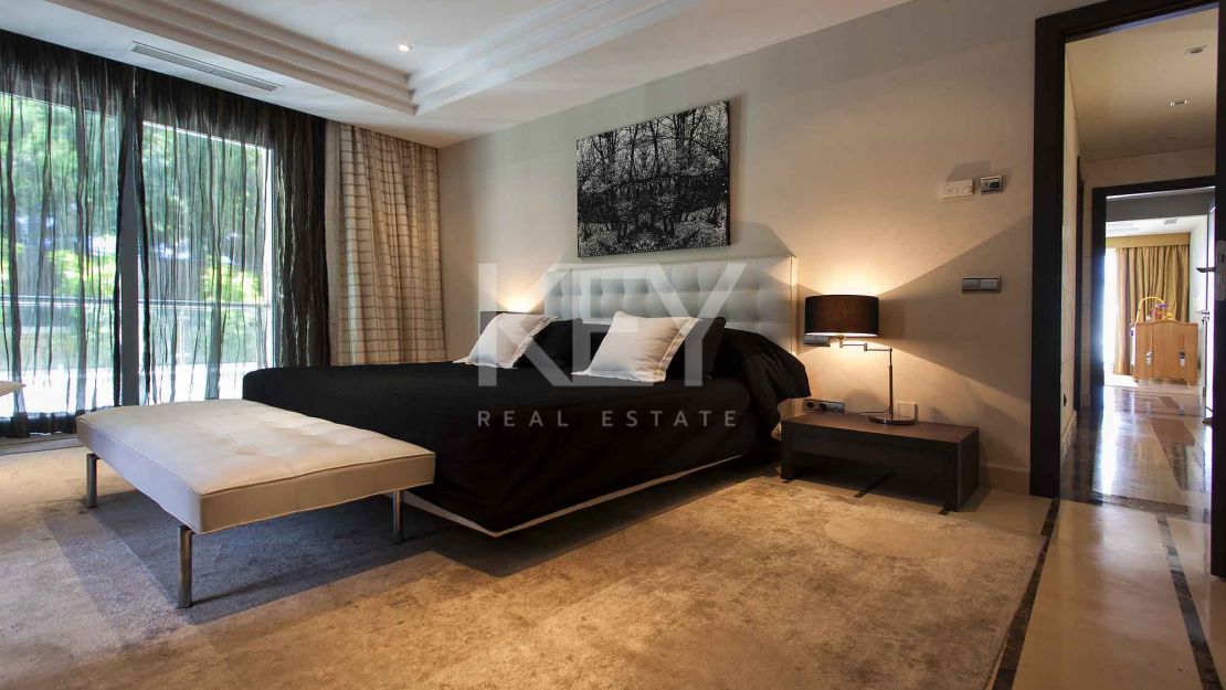 Великолепная вилла с панорамным видом на море на продажу, Марбелья Золотая Миля