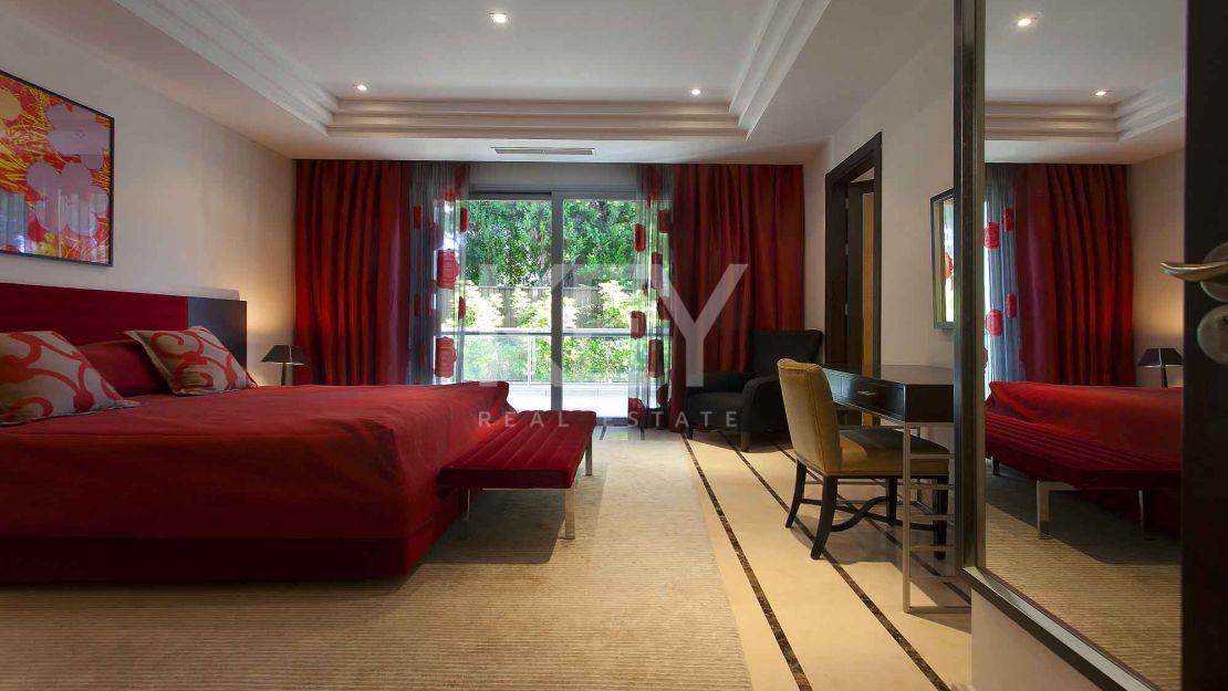 Великолепная вилла с панорамным видом на море на продажу, Марбелья Золотая Миля