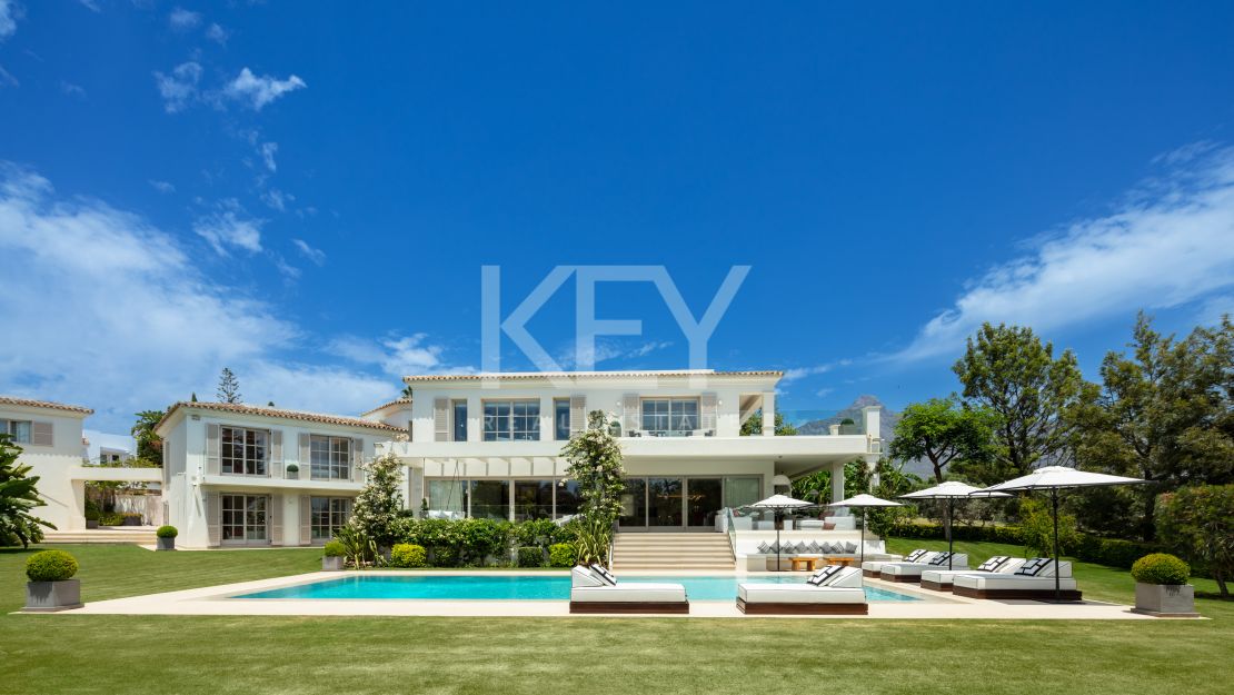  Villa en primera línea de golf en venta en comunidad cerrada en Aloha, Nueva Andalucía