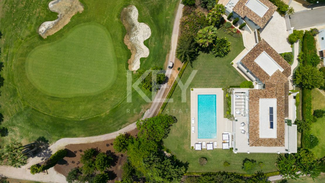  Villa en primera línea de golf en venta en comunidad cerrada en Aloha, Nueva Andalucía
