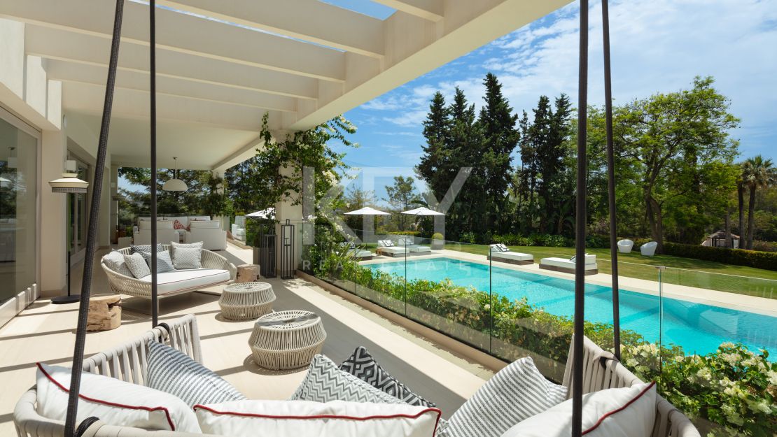  Villa en primera línea de golf en venta en comunidad cerrada en Aloha, Nueva Andalucía