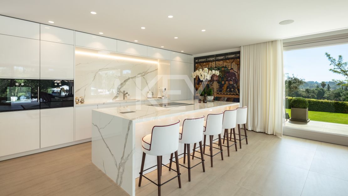  Villa en primera línea de golf en venta en comunidad cerrada en Aloha, Nueva Andalucía