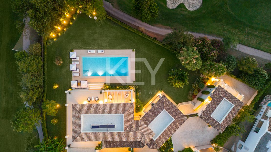  Villa en primera línea de golf en venta en comunidad cerrada en Aloha, Nueva Andalucía