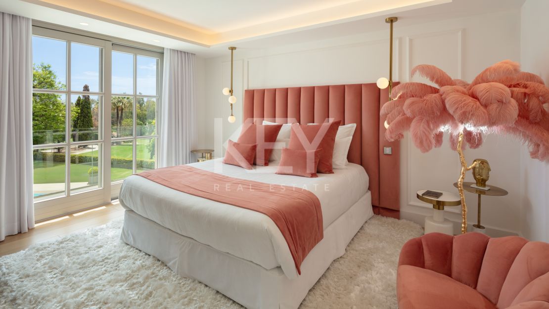  Villa en primera línea de golf en venta en comunidad cerrada en Aloha, Nueva Andalucía