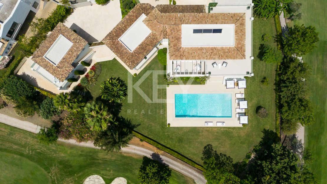  Villa en primera línea de golf en venta en comunidad cerrada en Aloha, Nueva Andalucía