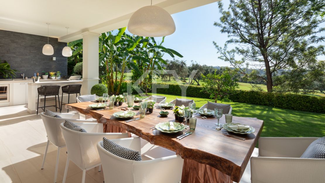  Villa en primera línea de golf en venta en comunidad cerrada en Aloha, Nueva Andalucía