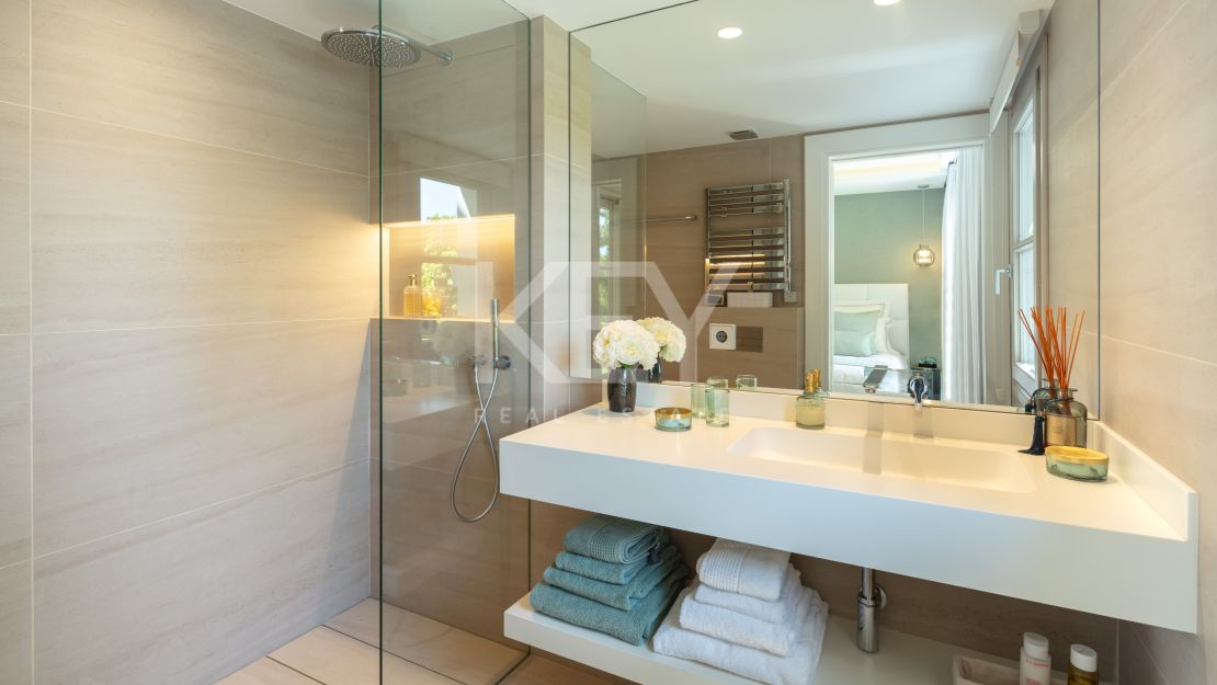  Villa en primera línea de golf en venta en comunidad cerrada en Aloha, Nueva Andalucía