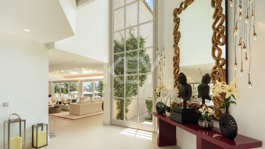  Villa en primera línea de golf en venta en comunidad cerrada en Aloha, Nueva Andalucía