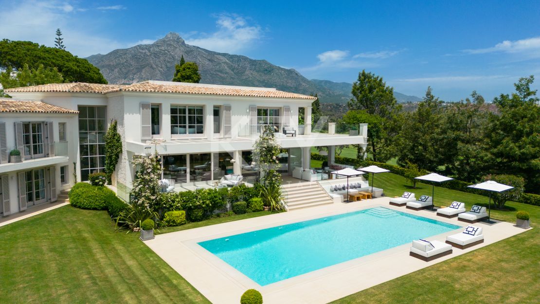  Villa en primera línea de golf en venta en comunidad cerrada en Aloha, Nueva Andalucía