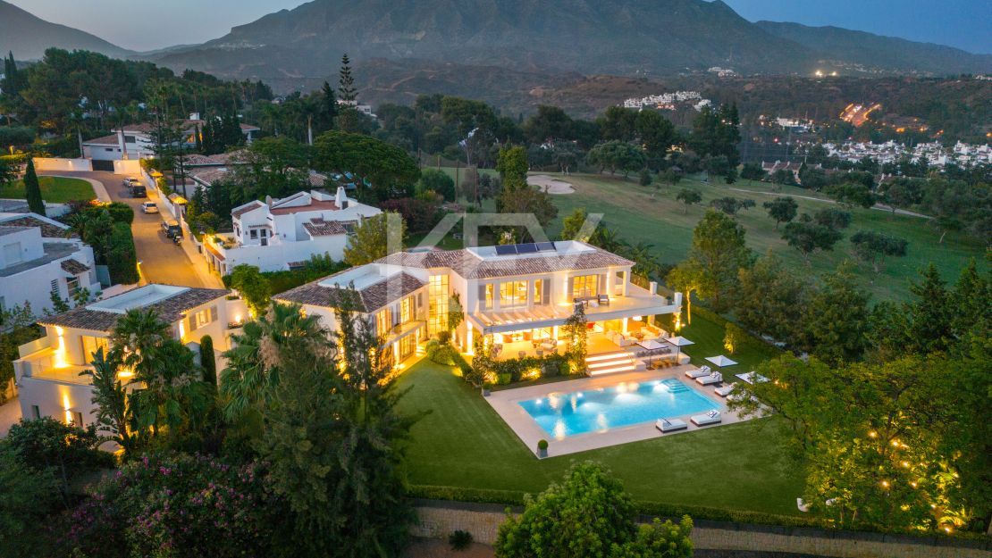  Villa en primera línea de golf en venta en comunidad cerrada en Aloha, Nueva Andalucía