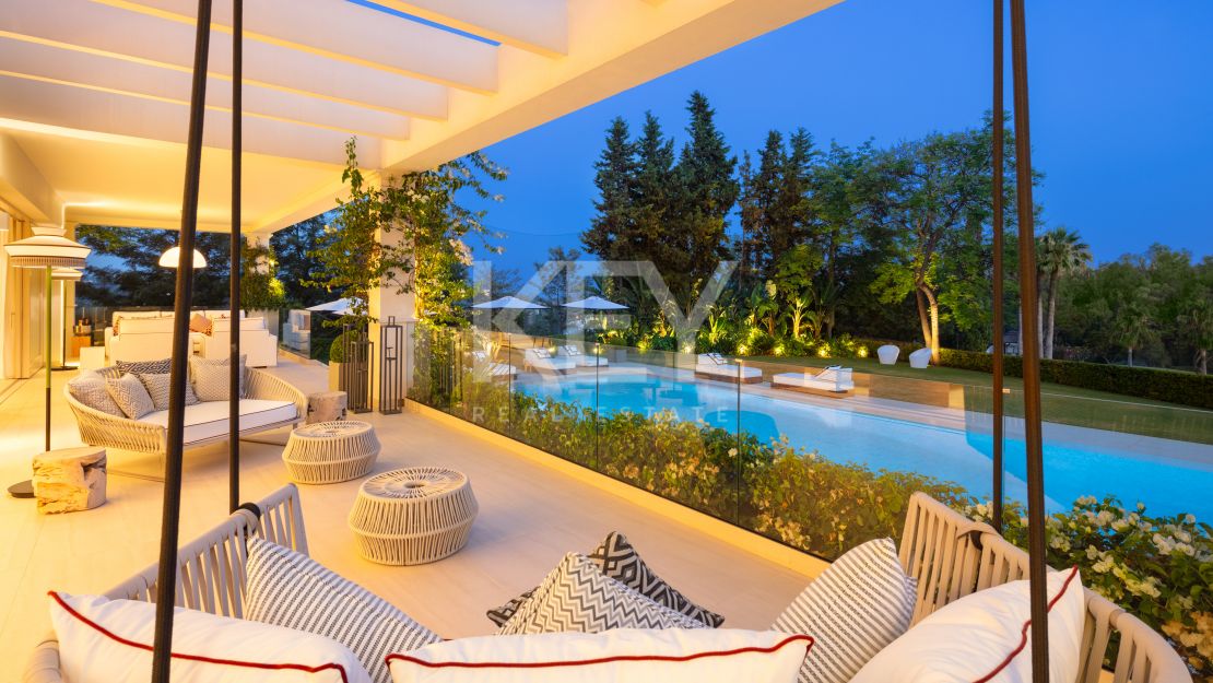  Villa en primera línea de golf en venta en comunidad cerrada en Aloha, Nueva Andalucía