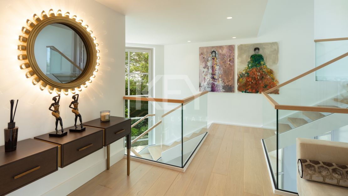  Villa en primera línea de golf en venta en comunidad cerrada en Aloha, Nueva Andalucía