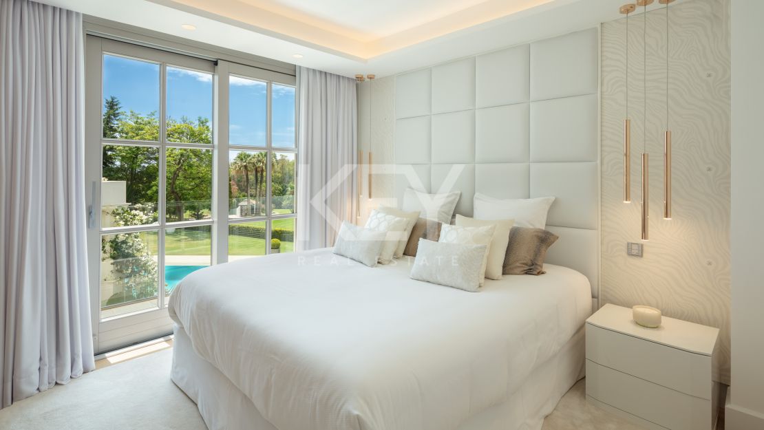  Villa en primera línea de golf en venta en comunidad cerrada en Aloha, Nueva Andalucía