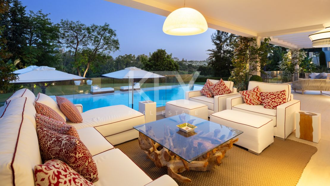  Villa en primera línea de golf en venta en comunidad cerrada en Aloha, Nueva Andalucía