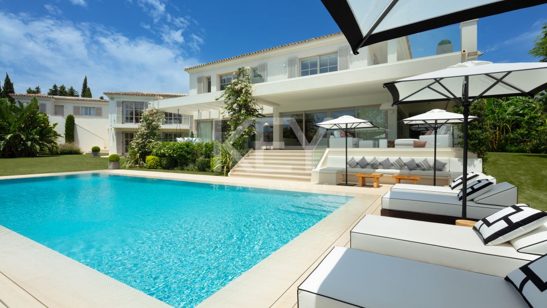  Villa en primera línea de golf en venta en comunidad cerrada en Aloha, Nueva Andalucía