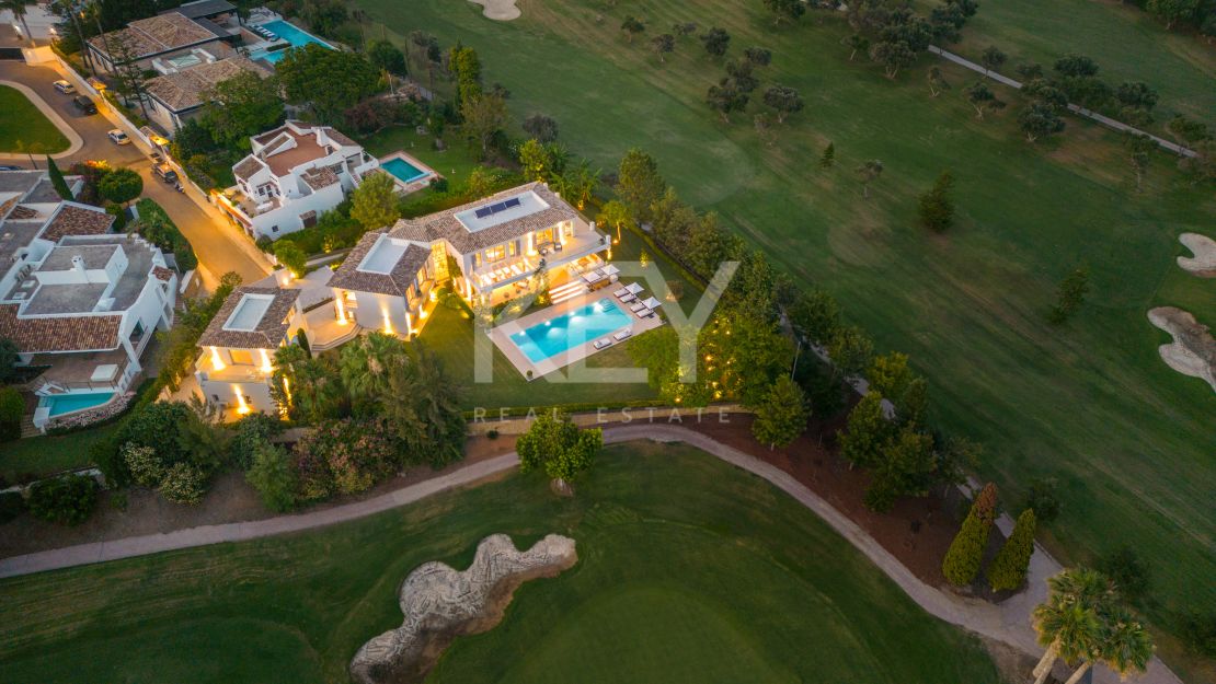  Villa en primera línea de golf en venta en comunidad cerrada en Aloha, Nueva Andalucía