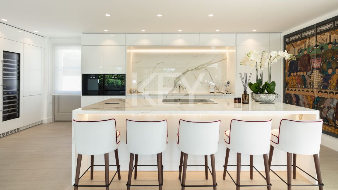  Villa en primera línea de golf en venta en comunidad cerrada en Aloha, Nueva Andalucía