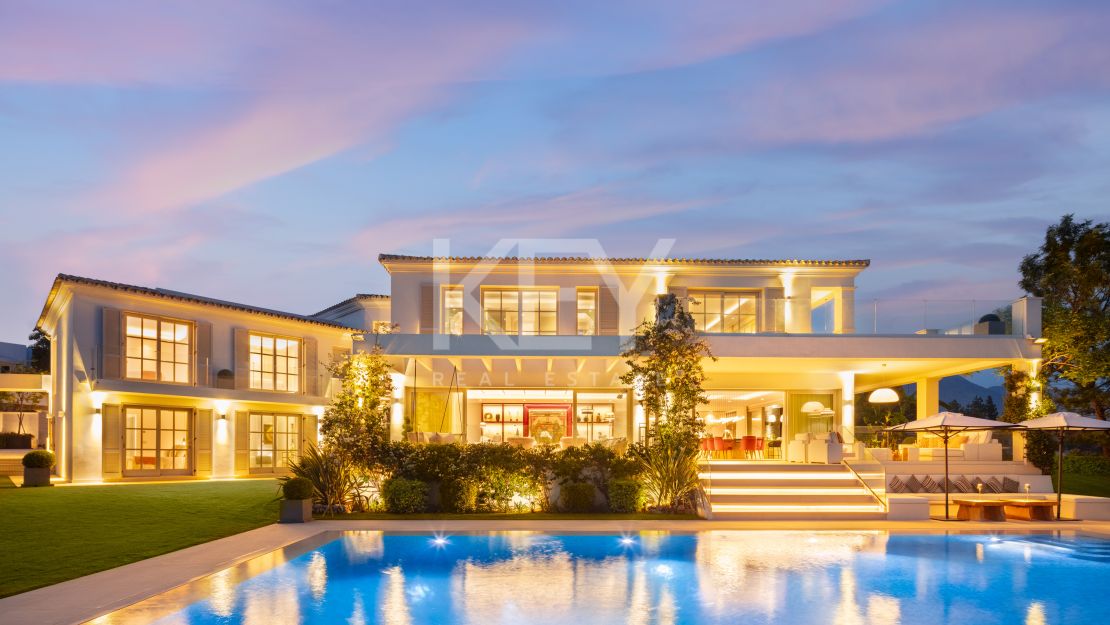  Villa en primera línea de golf en venta en comunidad cerrada en Aloha, Nueva Andalucía