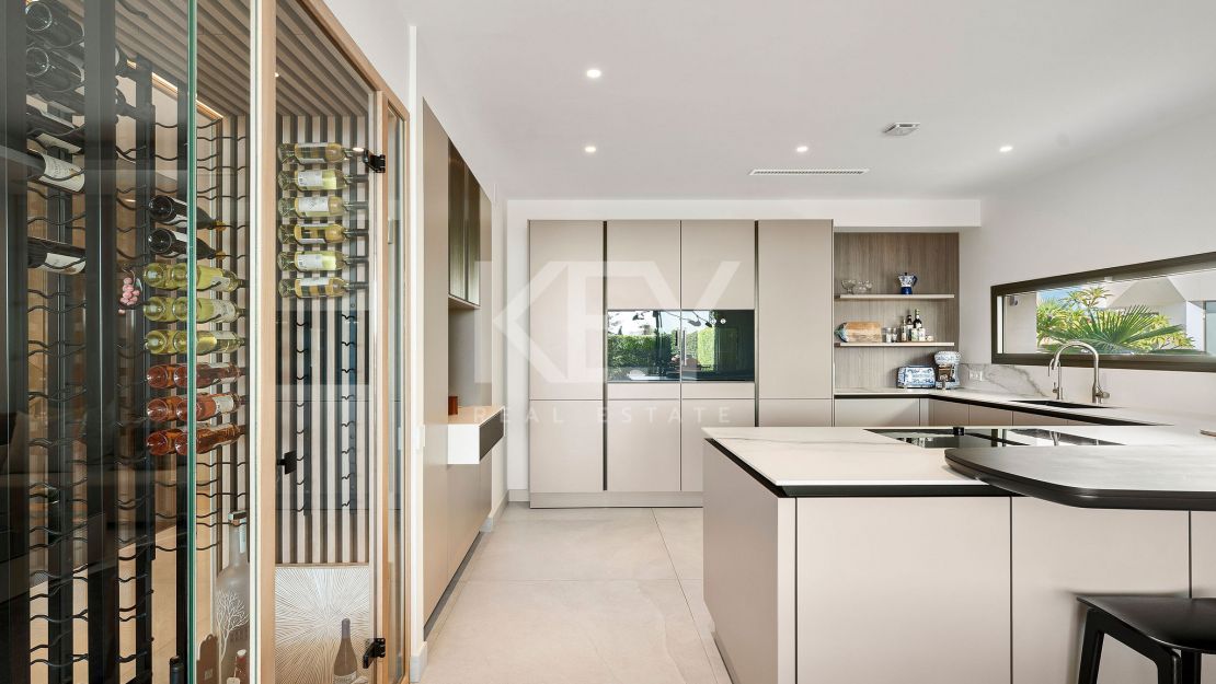 Moderna villa pareada con piscina en la azotea y vistas al mar en Nueva Andalucía