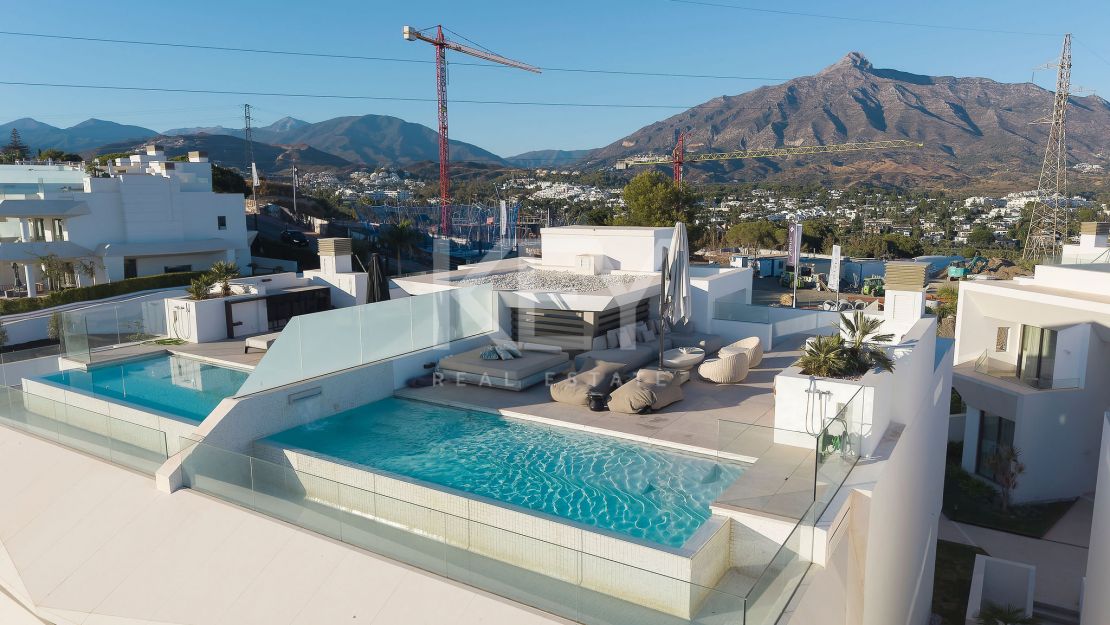 Moderna villa pareada con piscina en la azotea y vistas al mar en Nueva Andalucía