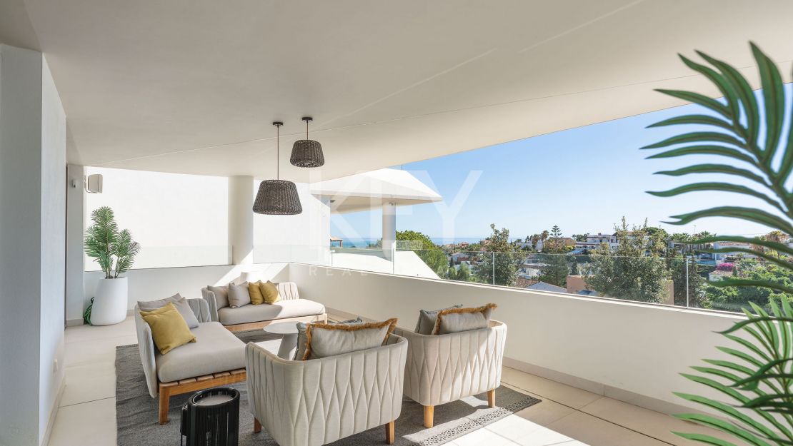 Moderna villa pareada con piscina en la azotea y vistas al mar en Nueva Andalucía