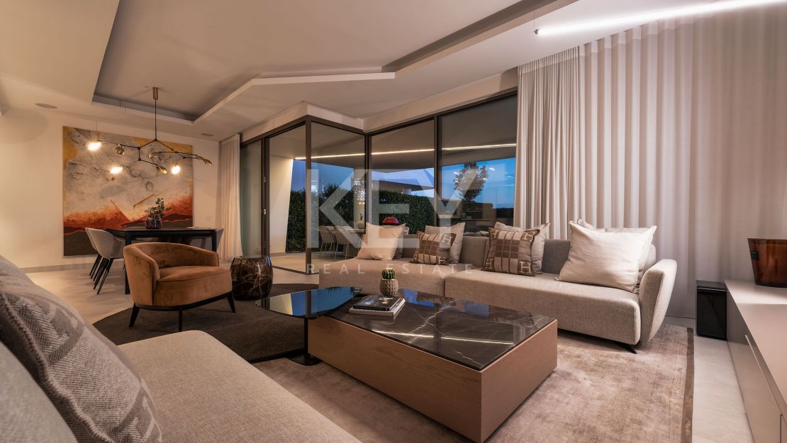 Moderna villa pareada con piscina en la azotea y vistas al mar en Nueva Andalucía