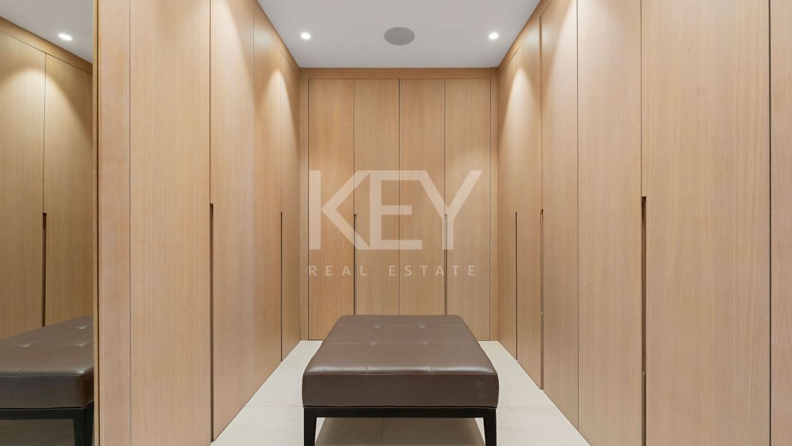 Moderna villa pareada con piscina en la azotea y vistas al mar en Nueva Andalucía