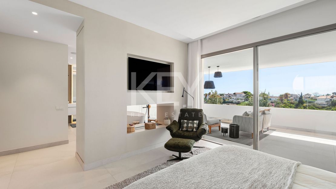 Moderna villa pareada con piscina en la azotea y vistas al mar en Nueva Andalucía