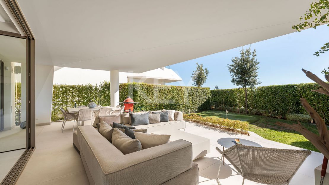 Moderna villa pareada con piscina en la azotea y vistas al mar en Nueva Andalucía