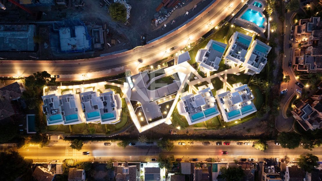 Moderna villa pareada con piscina en la azotea y vistas al mar en Nueva Andalucía