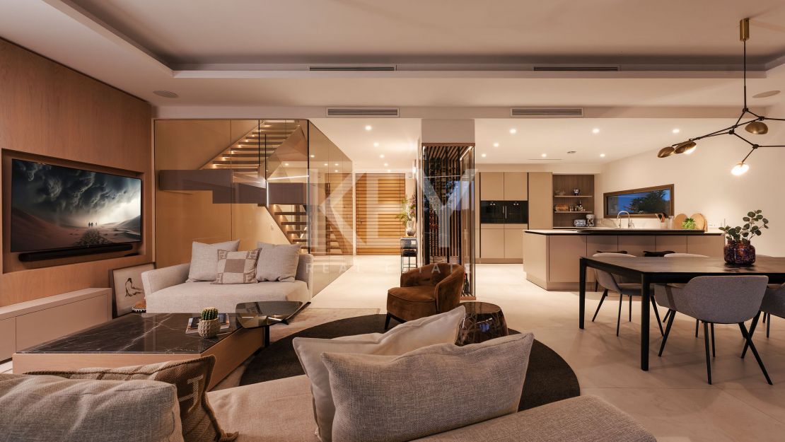 Moderna villa pareada con piscina en la azotea y vistas al mar en Nueva Andalucía