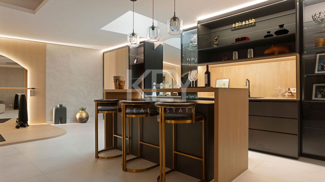 Moderna villa pareada con piscina en la azotea y vistas al mar en Nueva Andalucía