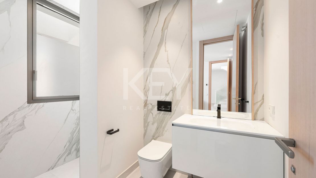 Moderna villa pareada con piscina en la azotea y vistas al mar en Nueva Andalucía