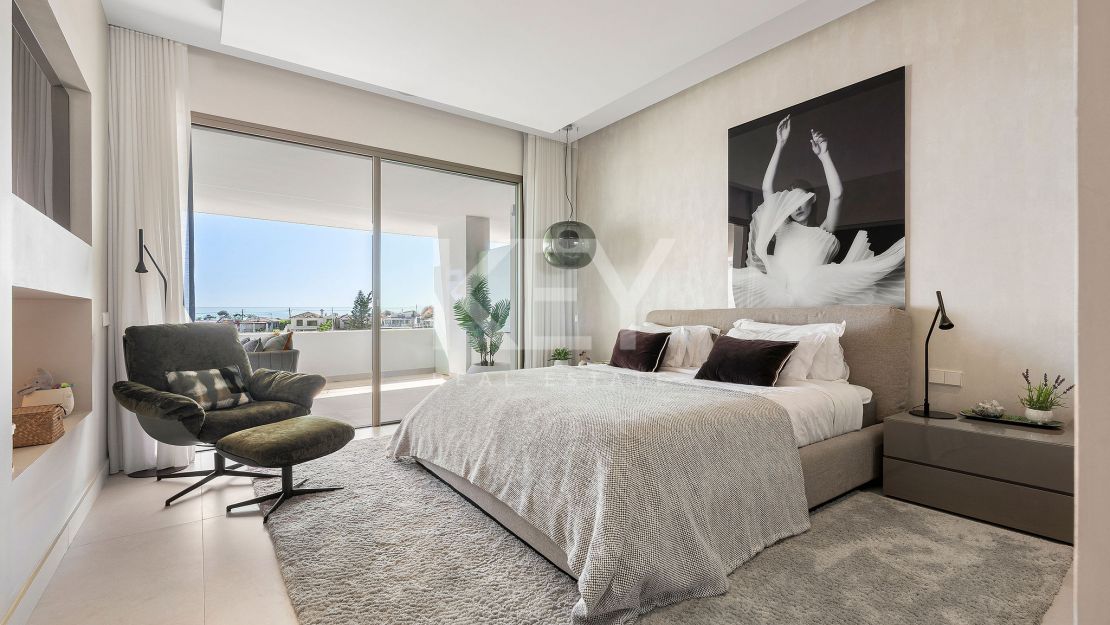 Moderna villa pareada con piscina en la azotea y vistas al mar en Nueva Andalucía