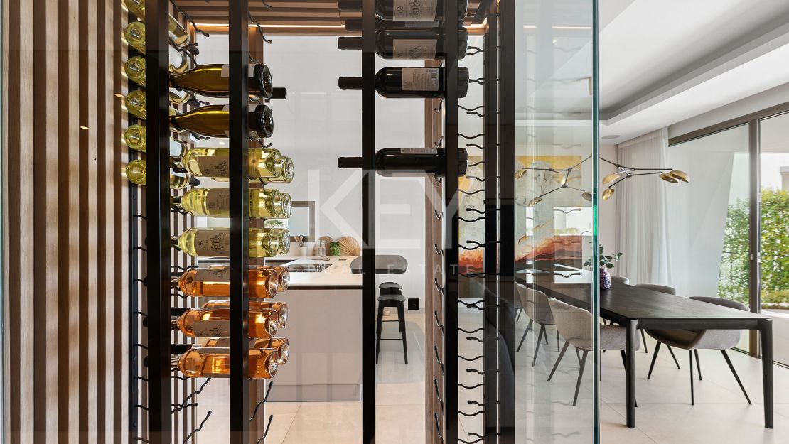 Moderna villa pareada con piscina en la azotea y vistas al mar en Nueva Andalucía