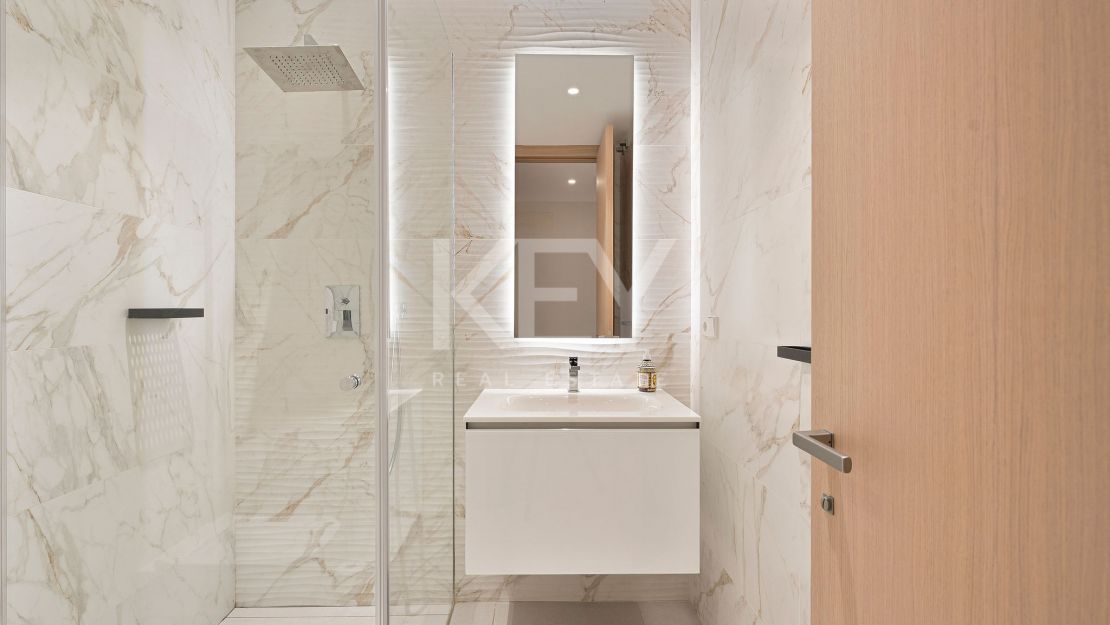 Moderna villa pareada con piscina en la azotea y vistas al mar en Nueva Andalucía