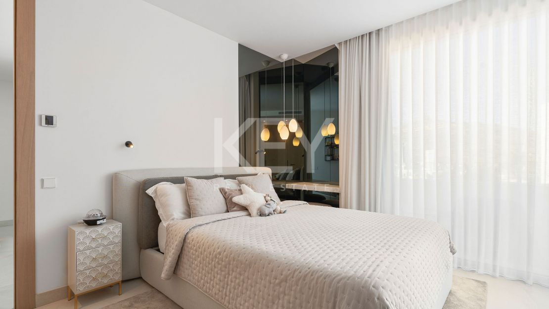 Moderna villa pareada con piscina en la azotea y vistas al mar en Nueva Andalucía