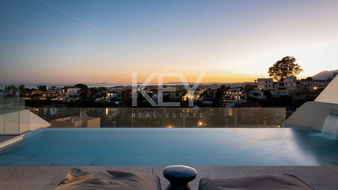 Moderna villa pareada con piscina en la azotea y vistas al mar en Nueva Andalucía
