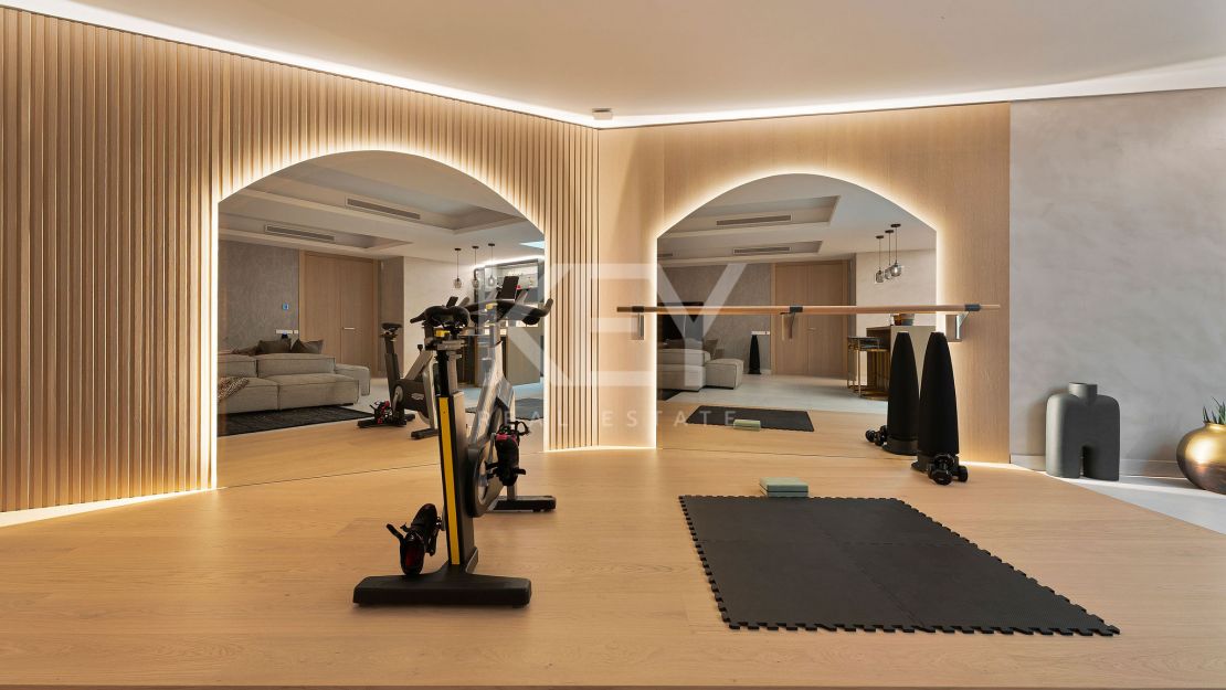 Moderna villa pareada con piscina en la azotea y vistas al mar en Nueva Andalucía