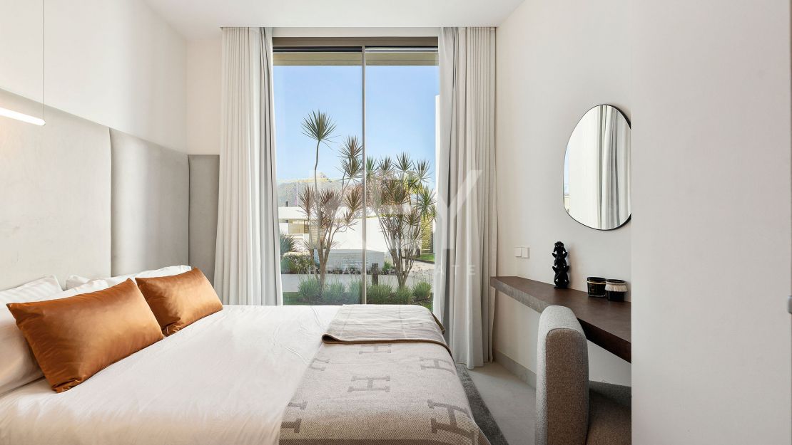 Moderna villa pareada con piscina en la azotea y vistas al mar en Nueva Andalucía