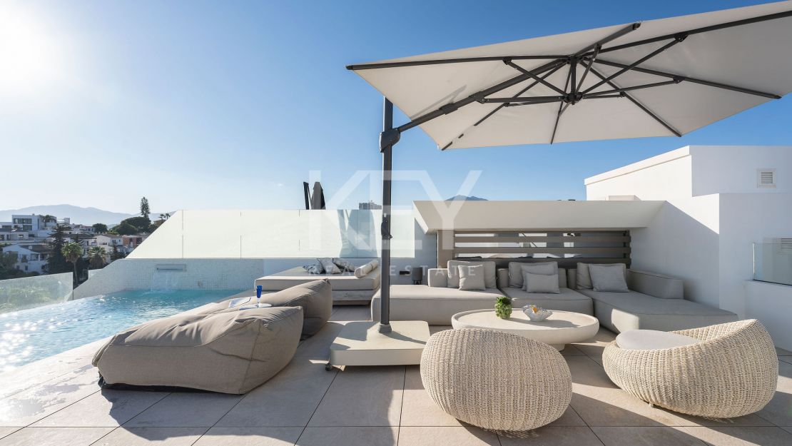 Moderna villa pareada con piscina en la azotea y vistas al mar en Nueva Andalucía