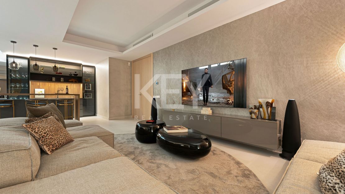 Moderna villa pareada con piscina en la azotea y vistas al mar en Nueva Andalucía