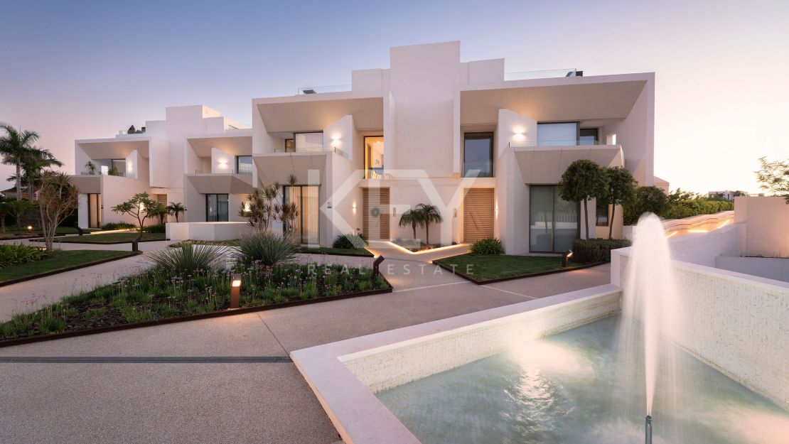 Moderna villa pareada con piscina en la azotea y vistas al mar en Nueva Andalucía