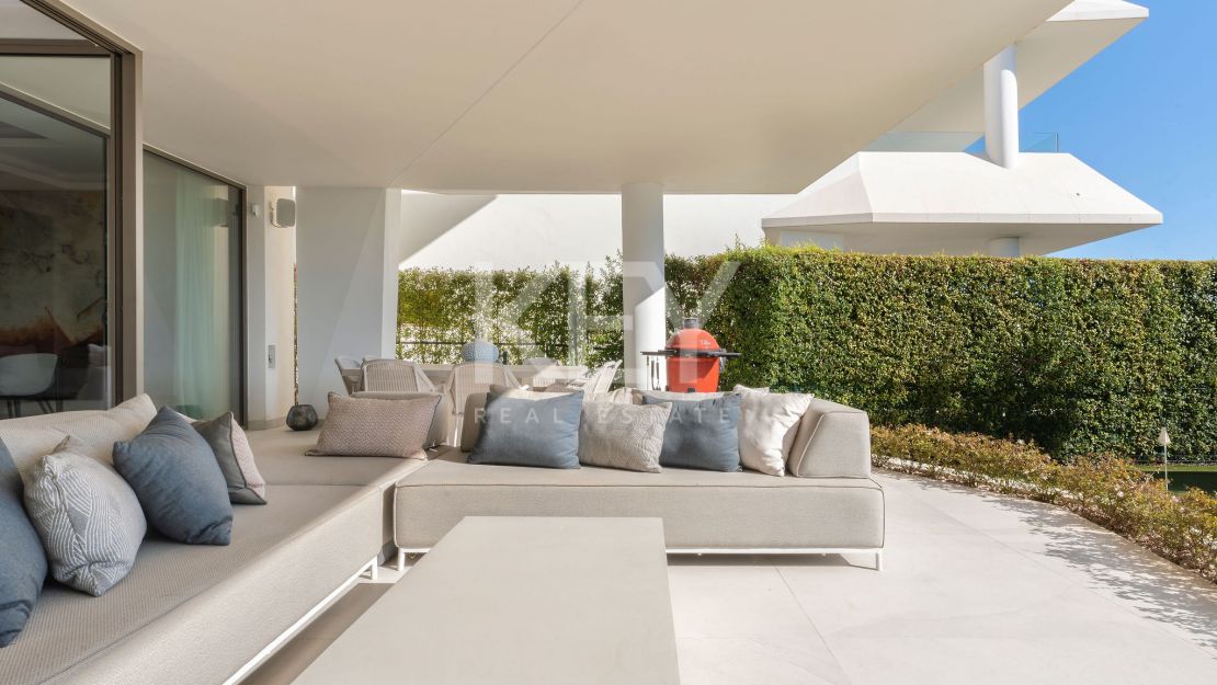 Moderna villa pareada con piscina en la azotea y vistas al mar en Nueva Andalucía