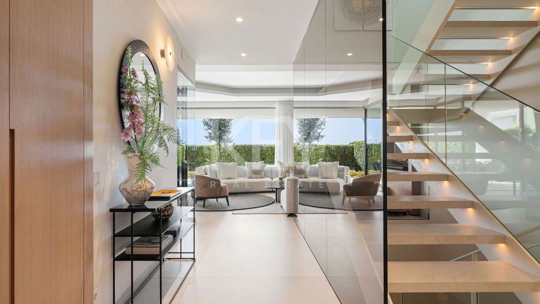 Moderna villa pareada con piscina en la azotea y vistas al mar en Nueva Andalucía