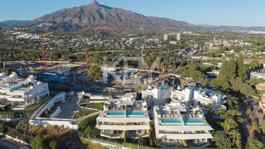 Moderna villa pareada con piscina en la azotea y vistas al mar en Nueva Andalucía