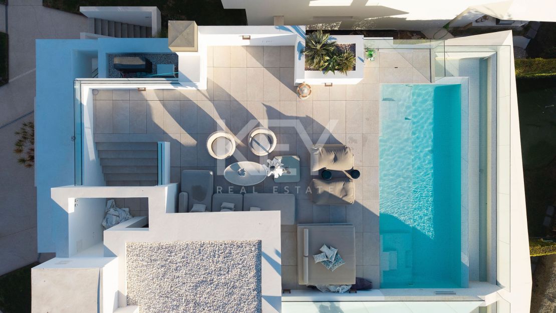 Moderna villa pareada con piscina en la azotea y vistas al mar en Nueva Andalucía