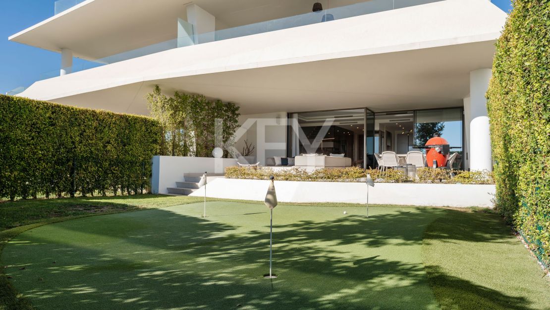 Moderna villa pareada con piscina en la azotea y vistas al mar en Nueva Andalucía