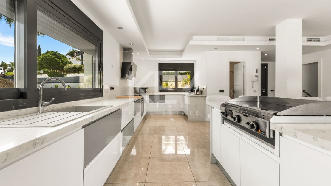 Villa Banús: villa in prime location - Puerto Banus, Marbella